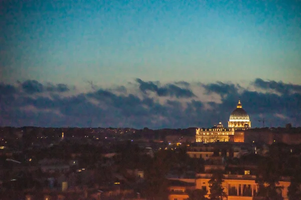 Night view at St. Peter 's cathedral in Rome, Italy — стоковое фото