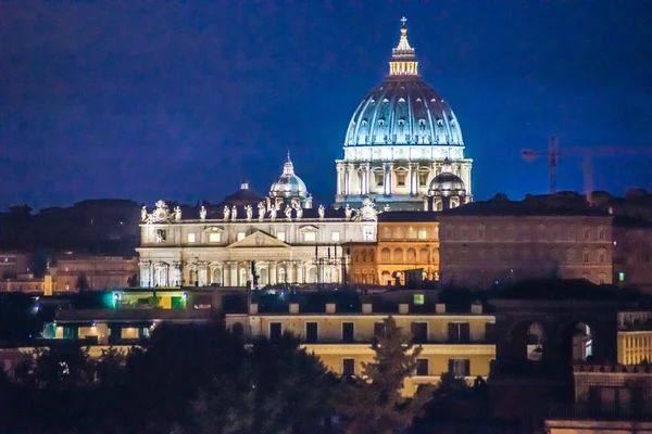 Нічний погляд Соборі Святого Петра в Римі, Італія — стокове фото