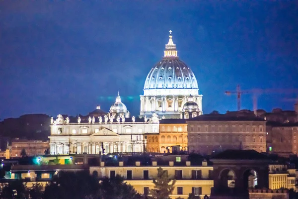 Vista nocturna en la catedral de San Pedro en Roma, Italia — Foto de Stock