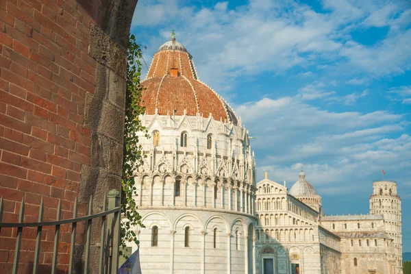 Leaning tower, Baptistery and Duomo, Piazza dei miracoli, Pisa, — Stock Photo, Image