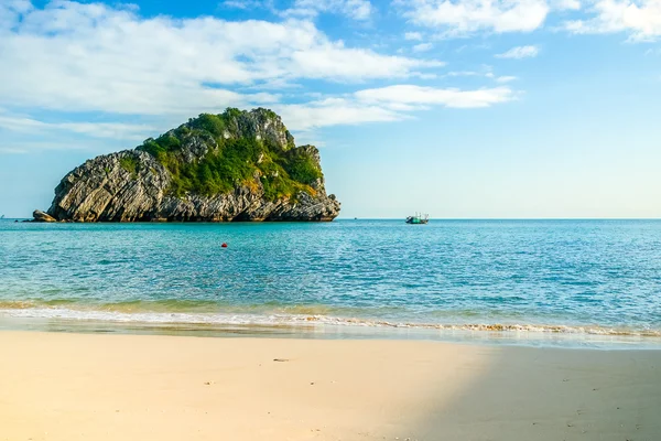 Belle isole rocciose vicino a Cat Ba, Vietnam — Foto Stock