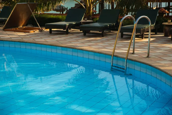 Piscina en un resort tropical —  Fotos de Stock