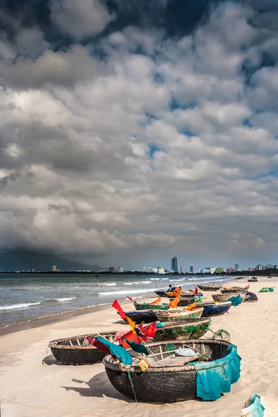 Boten op het strand van Da Nang city, Vietnam — Stockfoto
