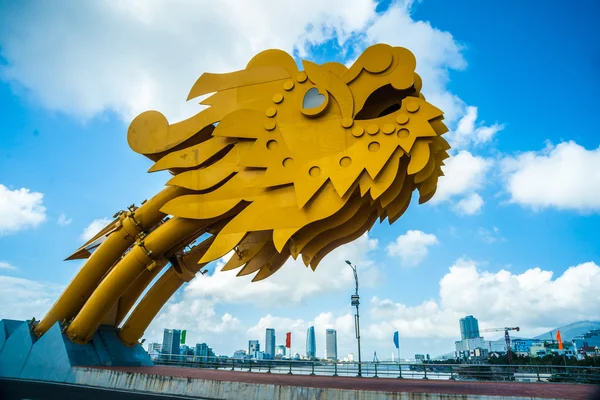 Parte principal da ponte do dragão em Da Nang, Vietnã . — Fotografia de Stock