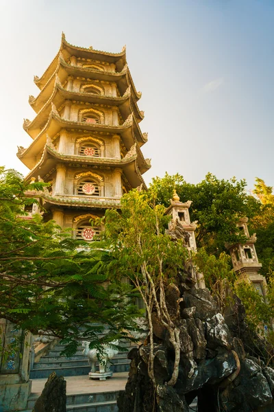 Torre de pagoda budista, Montañas de mármol, Danang, Vietnam — Foto de Stock