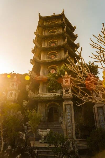 Torre de pagoda budista, Montañas de mármol, Danang, Vietnam — Foto de Stock