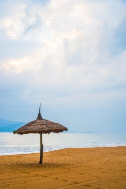 Saman şemsiye ile basit sahne