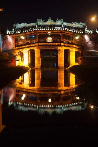 Alte japanische brücke bei nacht in hoi an — Stockfoto