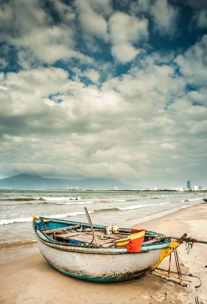 Boten op het strand van Da Nang city, Vietnam — Stockfoto