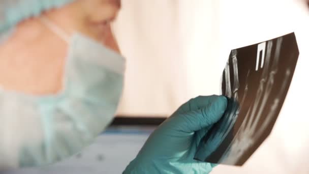 Ärztin schaut sich Röntgenbild an — Stockvideo