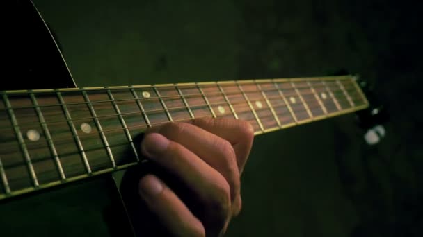 Άντρας που παίζει κιθάρα από κοντά — Αρχείο Βίντεο