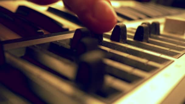 Synthétiseur numérique pour piano musical — Video