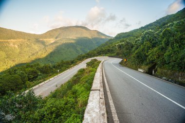 Hai Van pass - kıyı şeridi m uzanan ünlü yolu