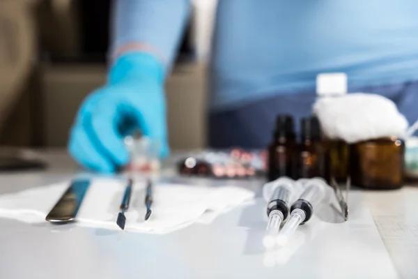 Seringă cu flacoane de sticlă și medicamente pastile de droguri — Fotografie, imagine de stoc