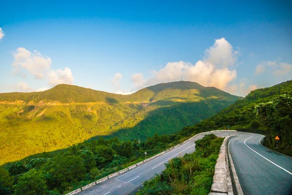 Hai Van pass - the famous road which leads along the coastline m — Stock Photo, Image