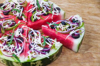 Ahşap üzerine karpuz pizza