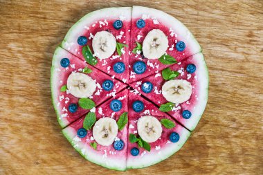 Ahşap üzerine karpuz pizza