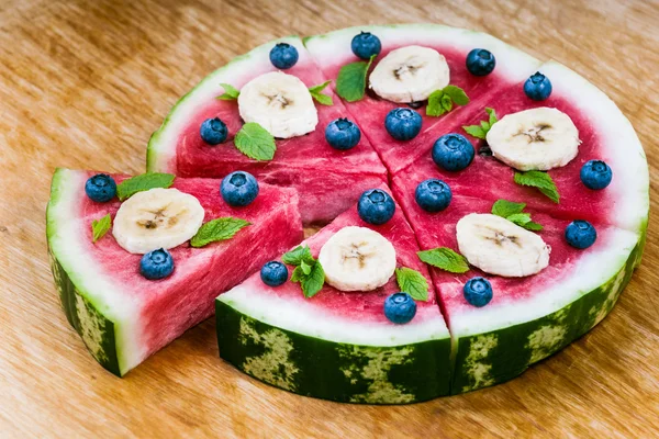 Ahşap üzerine karpuz pizza
