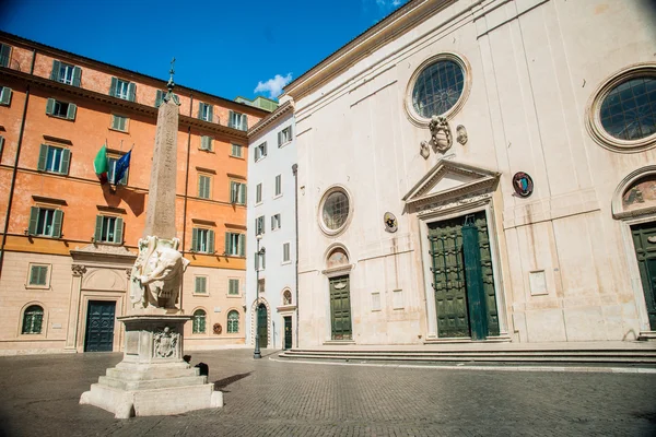 Řím - obelisk v piazza santa maria sopra minerva — Stock fotografie