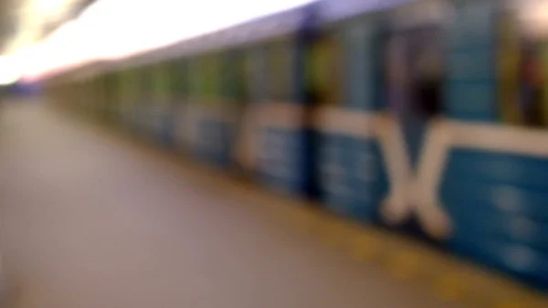 Gente caminando en la estación de tren —  Fotos de Stock