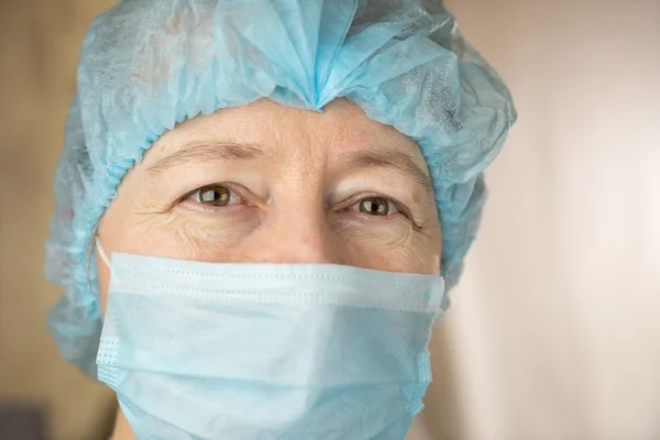 Lachende vrouwelijke arts in ziekenhuis gang — Stockfoto