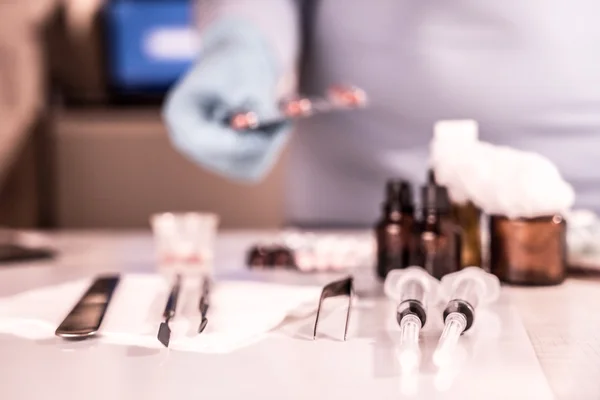 Jeringa con frascos de vidrio y medicamentos medicamento píldoras — Foto de Stock