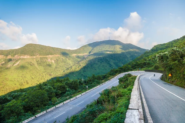 Hai Van pass - the famous road which leads along the coastline m — Stock Photo, Image