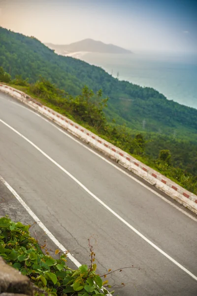 Hai Van pass - the famous road which leads along the coastline m — Stock Photo, Image