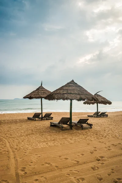 Scène simple avec parapluie en paille — Photo