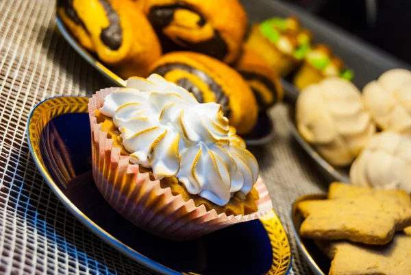 Cupcake, biscuits, petits pains au pavot — Photo