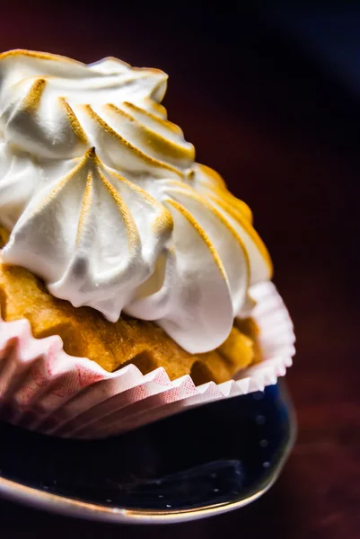 Cupcake auf einem blauen Teller — Stockfoto