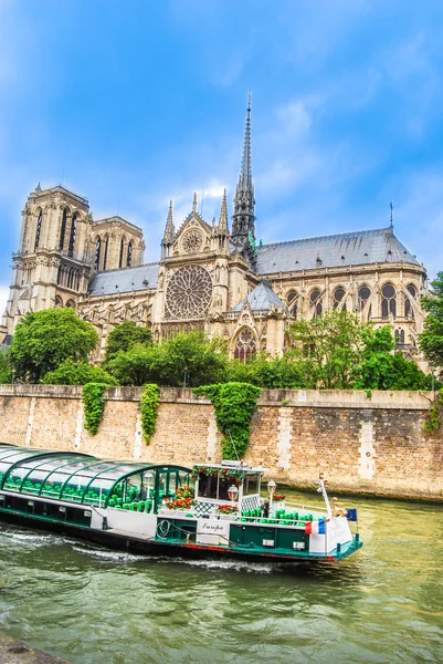 从塞纳河巴黎圣母院和船，查看 — 图库照片