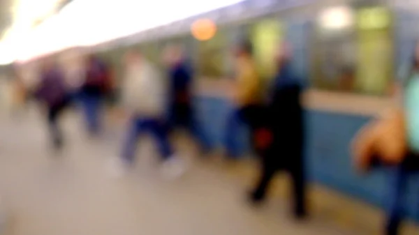 Pessoas andando na estação de trem — Fotografia de Stock