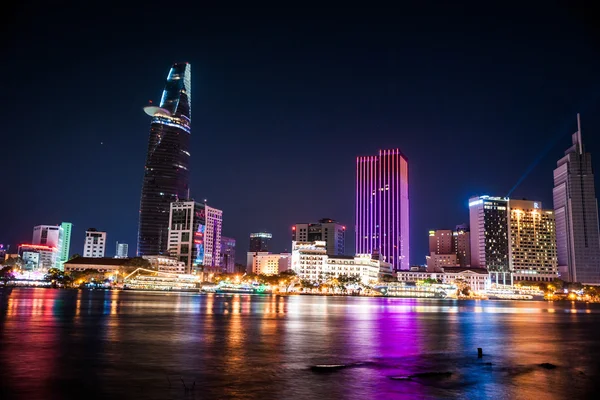 Cityscape de Ho Chi Minh à noite — Fotografia de Stock