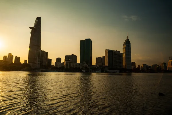 Panorama van Ho Chi Minh bekeken over Saigon-rivier — Stockfoto