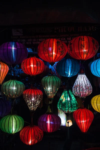Natt lyktor i gamla Hoi en stad — Stockfoto
