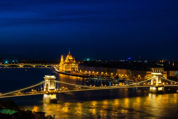 The famous chain bridge in Budapest — Stock Photo, Image