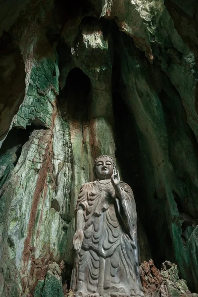 Statue von Budda in Marmorbergen, Vietnam — Stockfoto