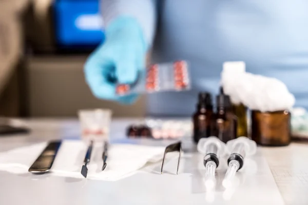 Syringe with glass vials and medications pills drug — Stock Photo, Image