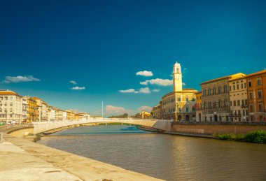 Eski sokak ve nehir Arno şehirde Pisa, İtalya
