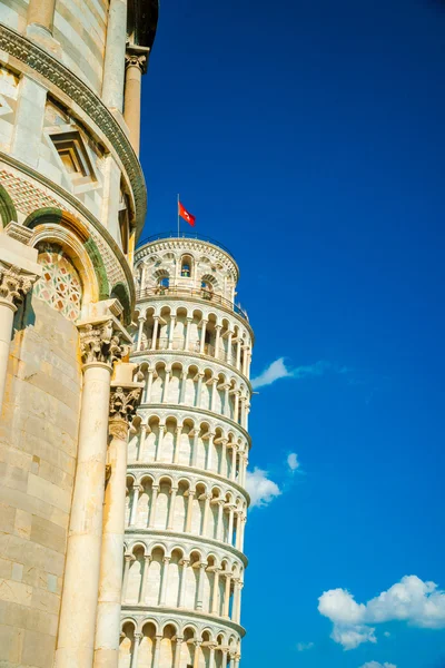 Leaning tower behind the Baptistery, Pisa, Italy — Stock Photo, Image