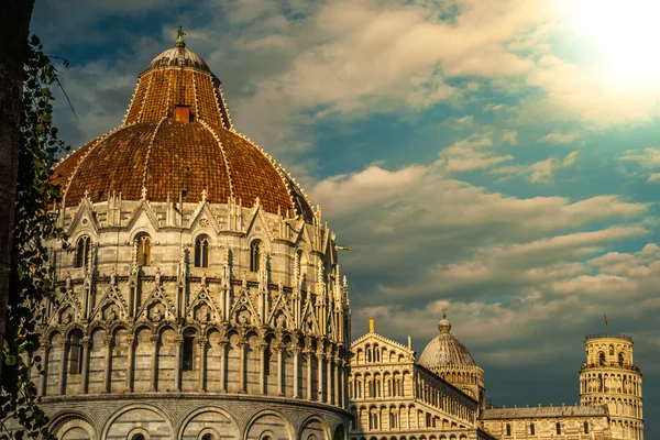 Leaning tower, Baptistery and Duomo, Piazza dei miracoli, Pisa, — Stock Photo, Image