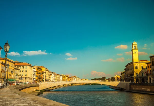 Vista de la antigua calle y el río Arno en la ciudad de Pisa, Italia — Foto de Stock