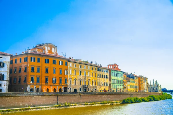 Eski sokak ve nehir Arno şehirde Pisa, İtalya — Stok fotoğraf