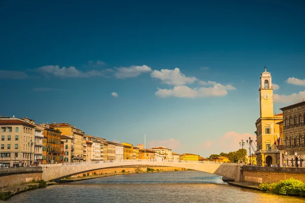 Vista de la antigua calle y el río Arno en la ciudad de Pisa, Italia — Foto de Stock