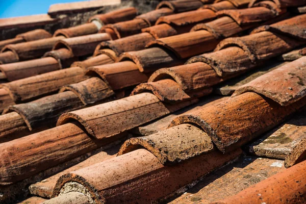 Telhados de azulejos velhos em itália — Fotografia de Stock