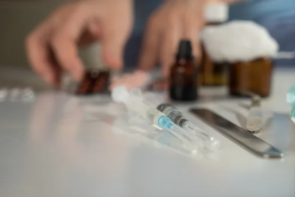 Stříkačka s drogou skleněné lahvičky a léky, prášky — Stock fotografie