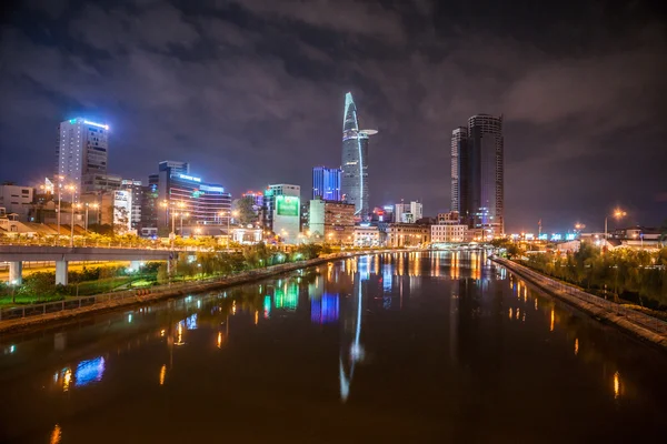 Paisaje urbano de Ho Chi Minh por la noche — Foto de Stock