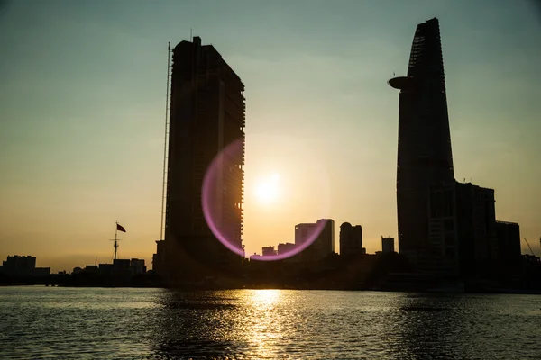 Panorama van Ho Chi Minh bekeken over Saigon-rivier — Stockfoto