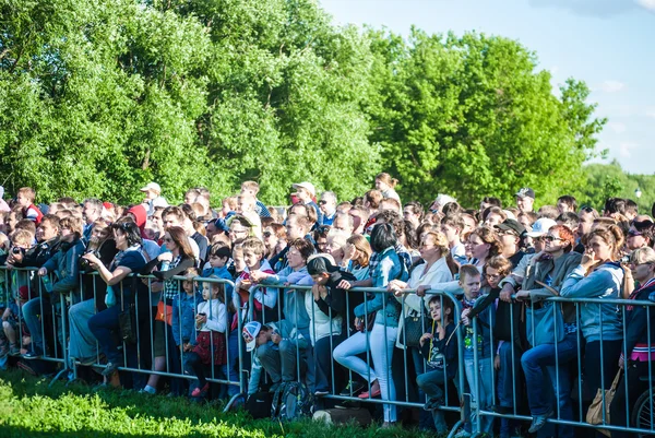Multitud de personas observando recreación histórica de Boudicas re — Foto de Stock